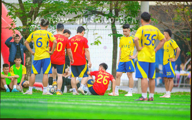 内地赛事阵容变动记录封面，以抽象几何图形展示联赛时间轴